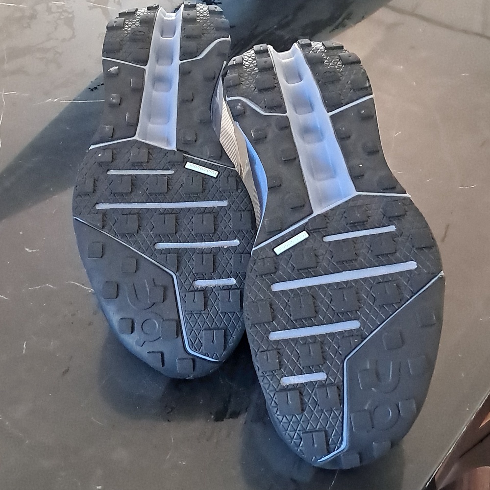 On Running Mens Light Gray Trail Sneakers - Picture 4 of 5